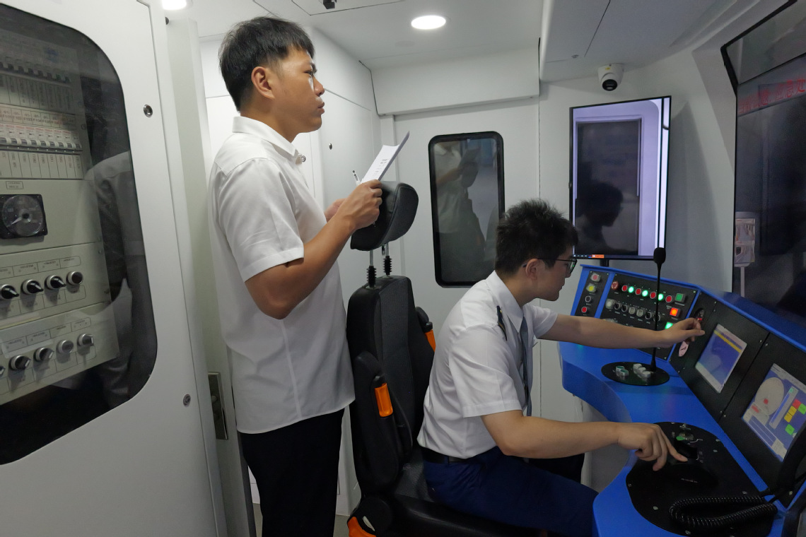 双赛同台砺精兵，校企协同育匠才——校企联办的城市轨道交通司机技能比武活动在瑞安学院举行