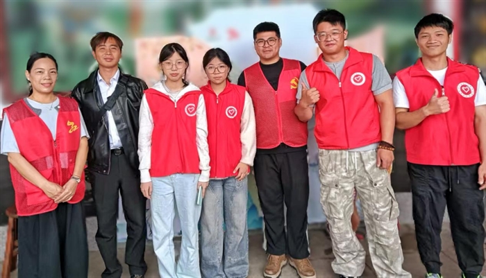 校村企党建联建暖重阳 青春服务绘就最美夕阳红