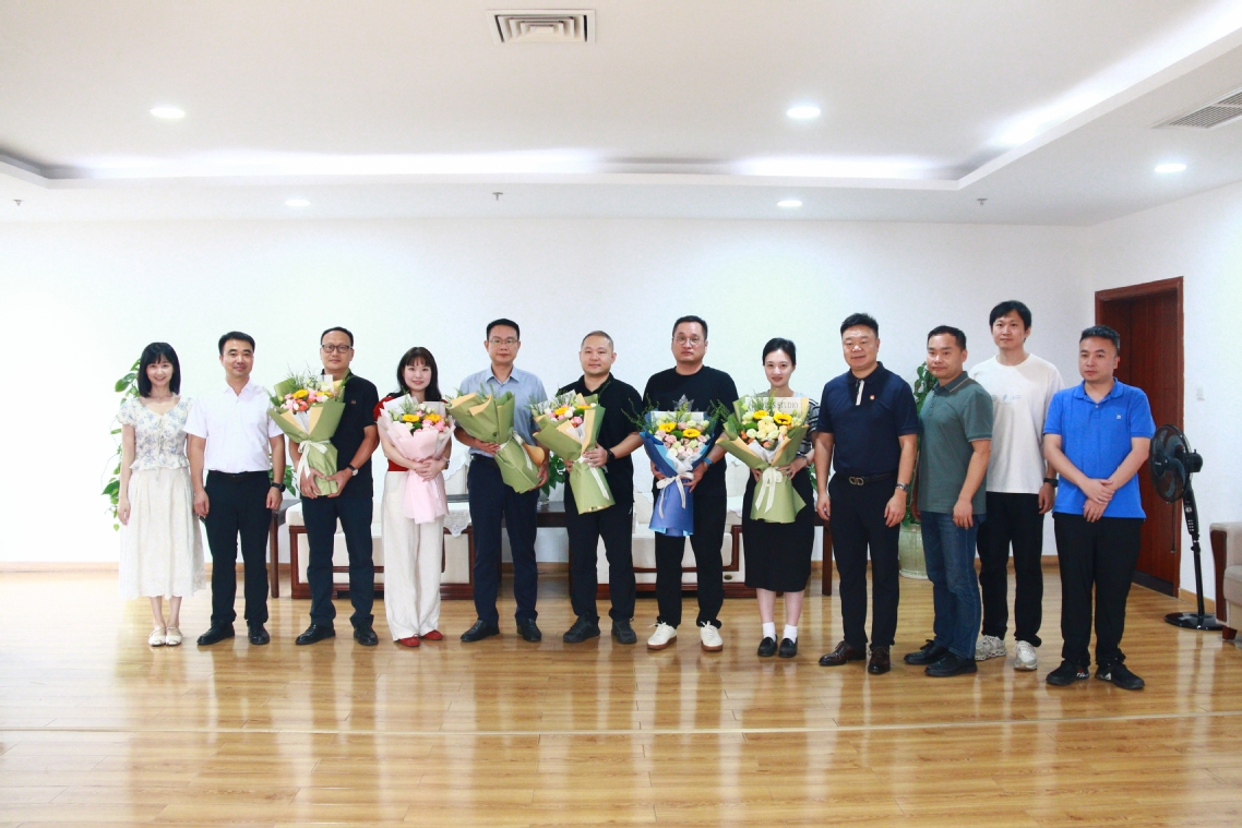 初心守教育，丹心向未来 | 飞云街道党工委书记黄领辉一行来我院开展教师节慰问活动